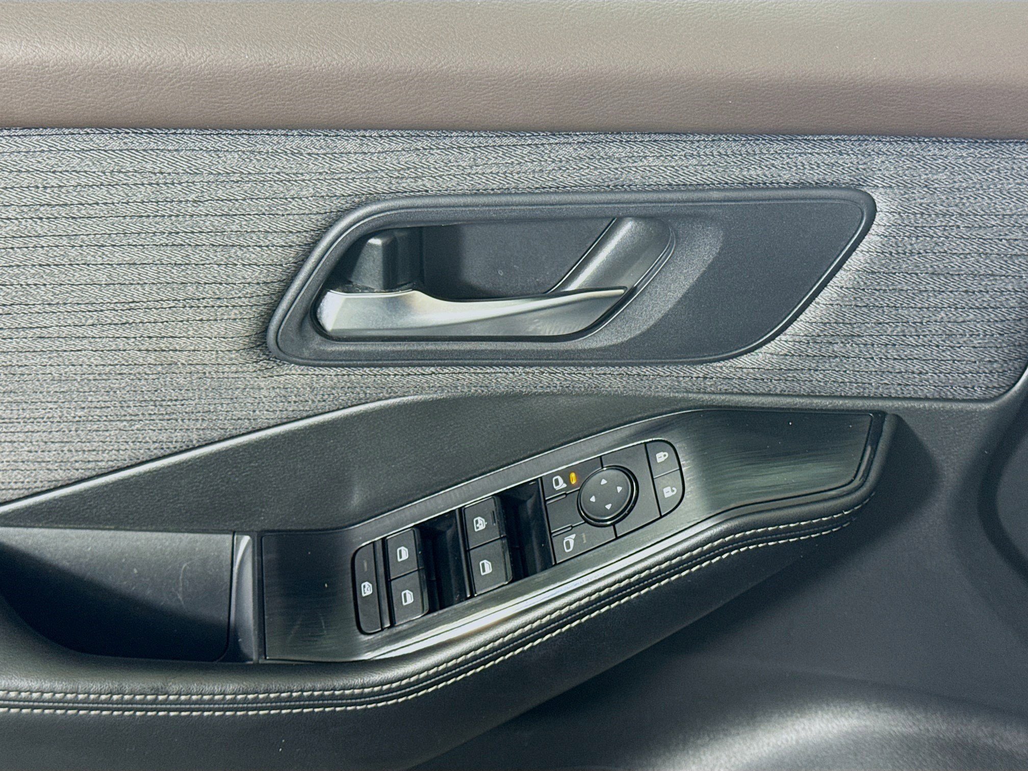 Used 2023 Nissan Rogue SV image 24