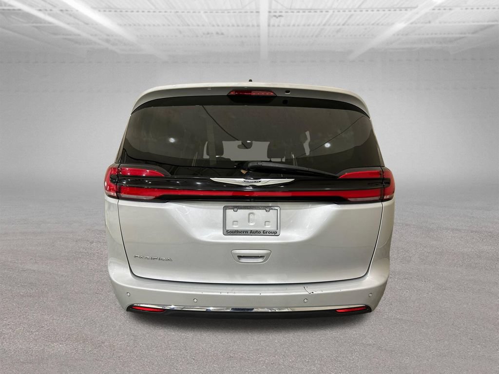 Used 2023 Chrysler Pacifica Touring-L FWD image 4