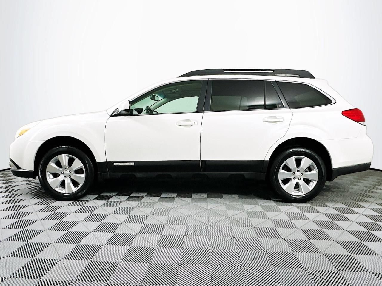 Used 2010 Subaru Outback 3.6R Limited AWD/4WD image 5