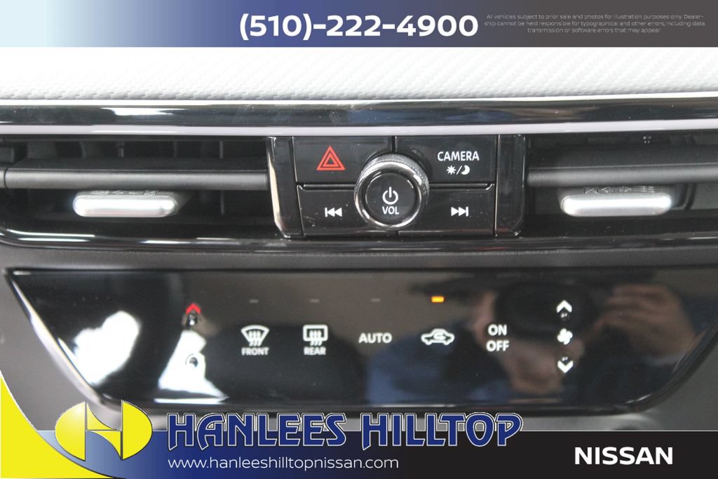 Certified 2025 Nissan Kicks SR FWD image 21