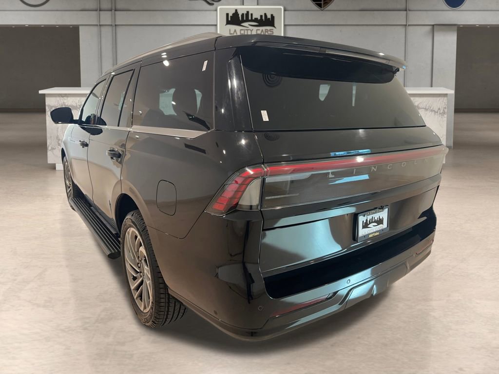 Used 2025 Lincoln Navigator Reserve image 3