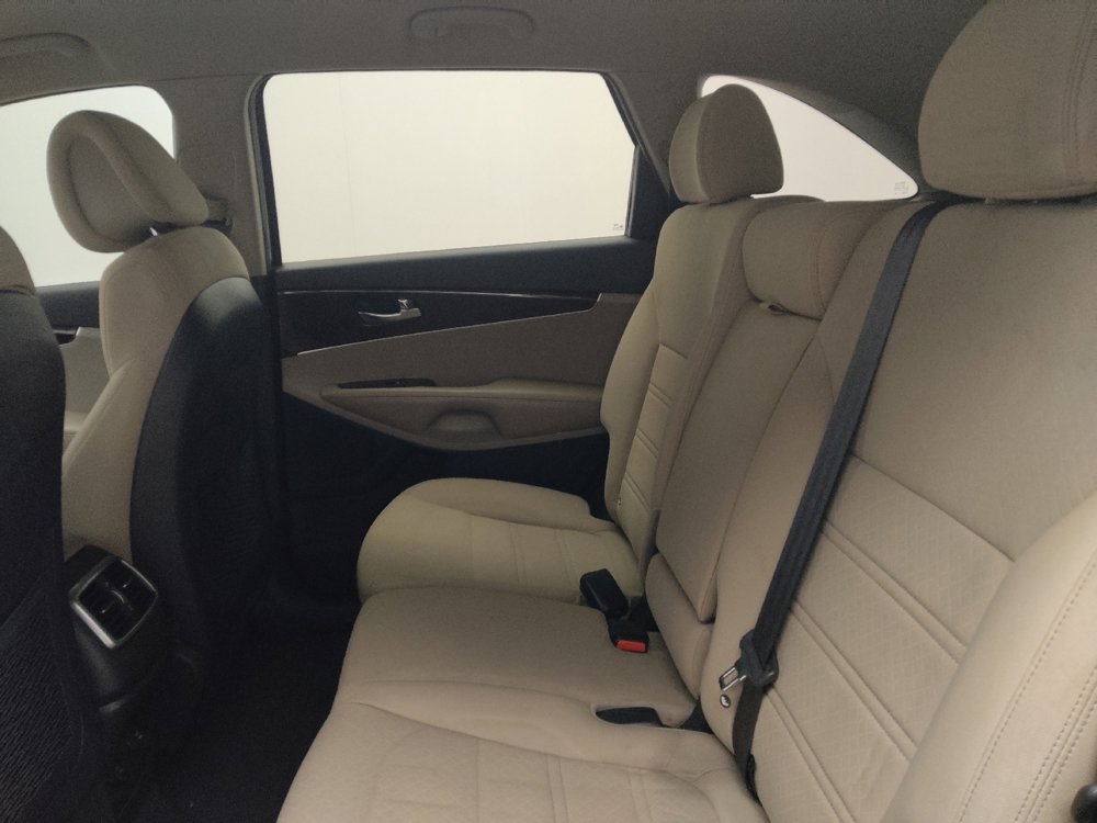 Used 2016 Kia Sorento LX w/ LX Convenience Package image 18