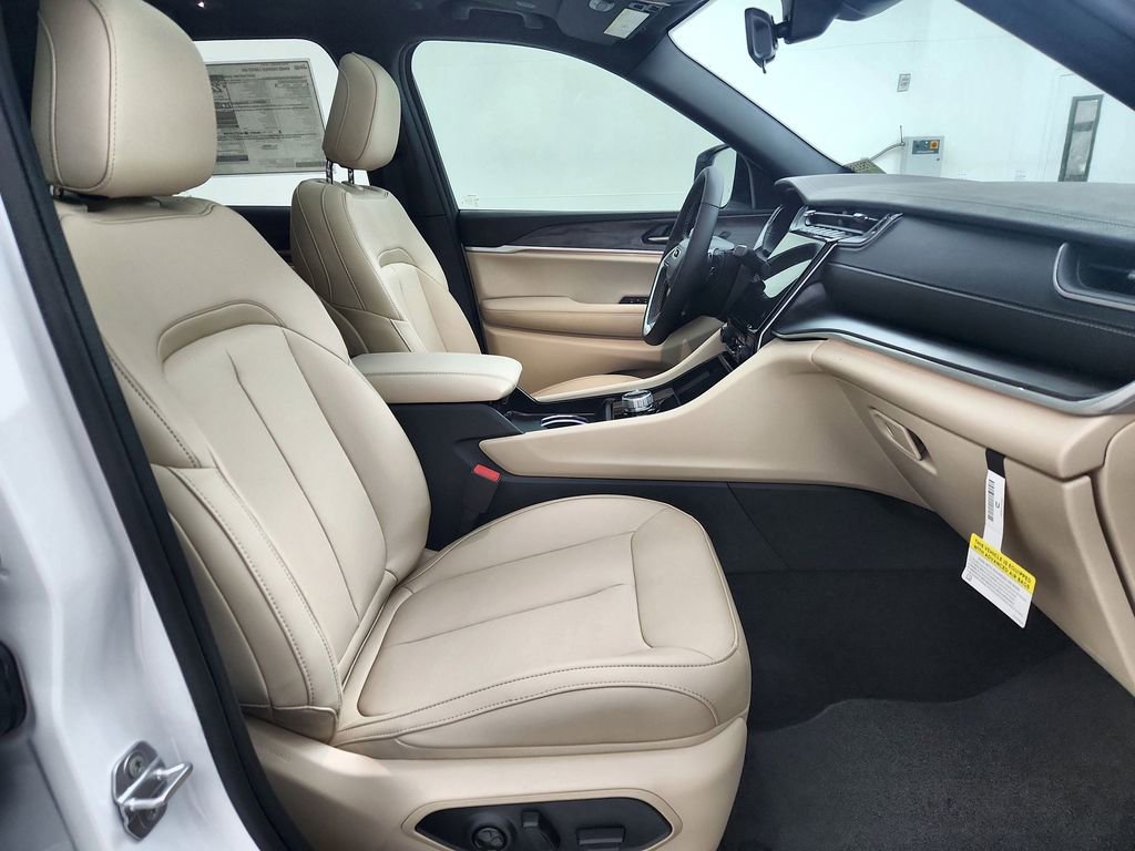 New 2025 Jeep Grand Cherokee Limited image 34