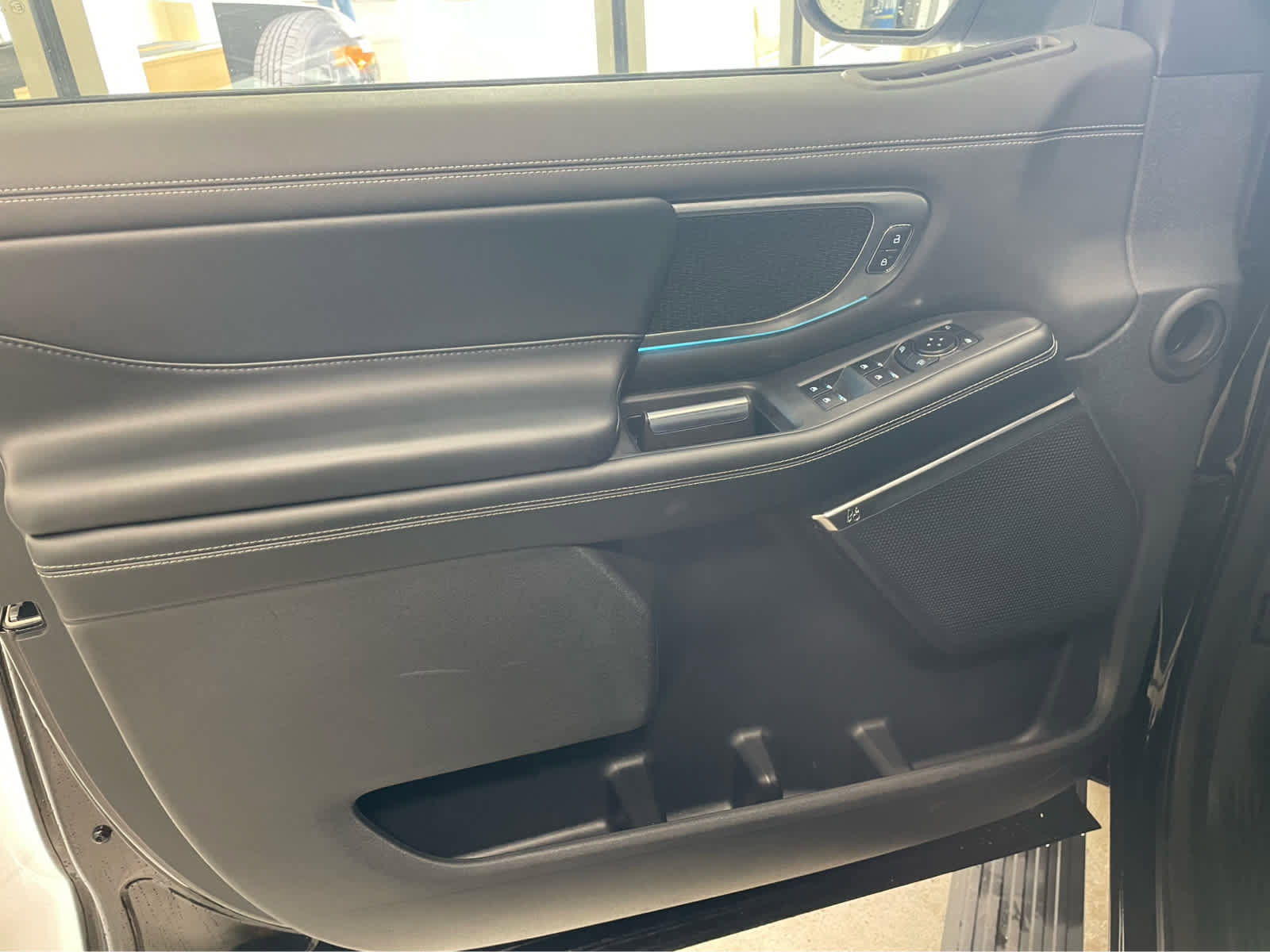 Used 2025 Ford Expedition Platinum w/ Stealth Performance Package AWD/4WD image 25