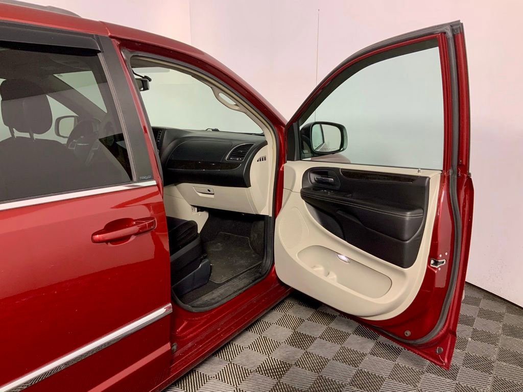Used 2014 Chrysler Town & Country Touring FWD image 28