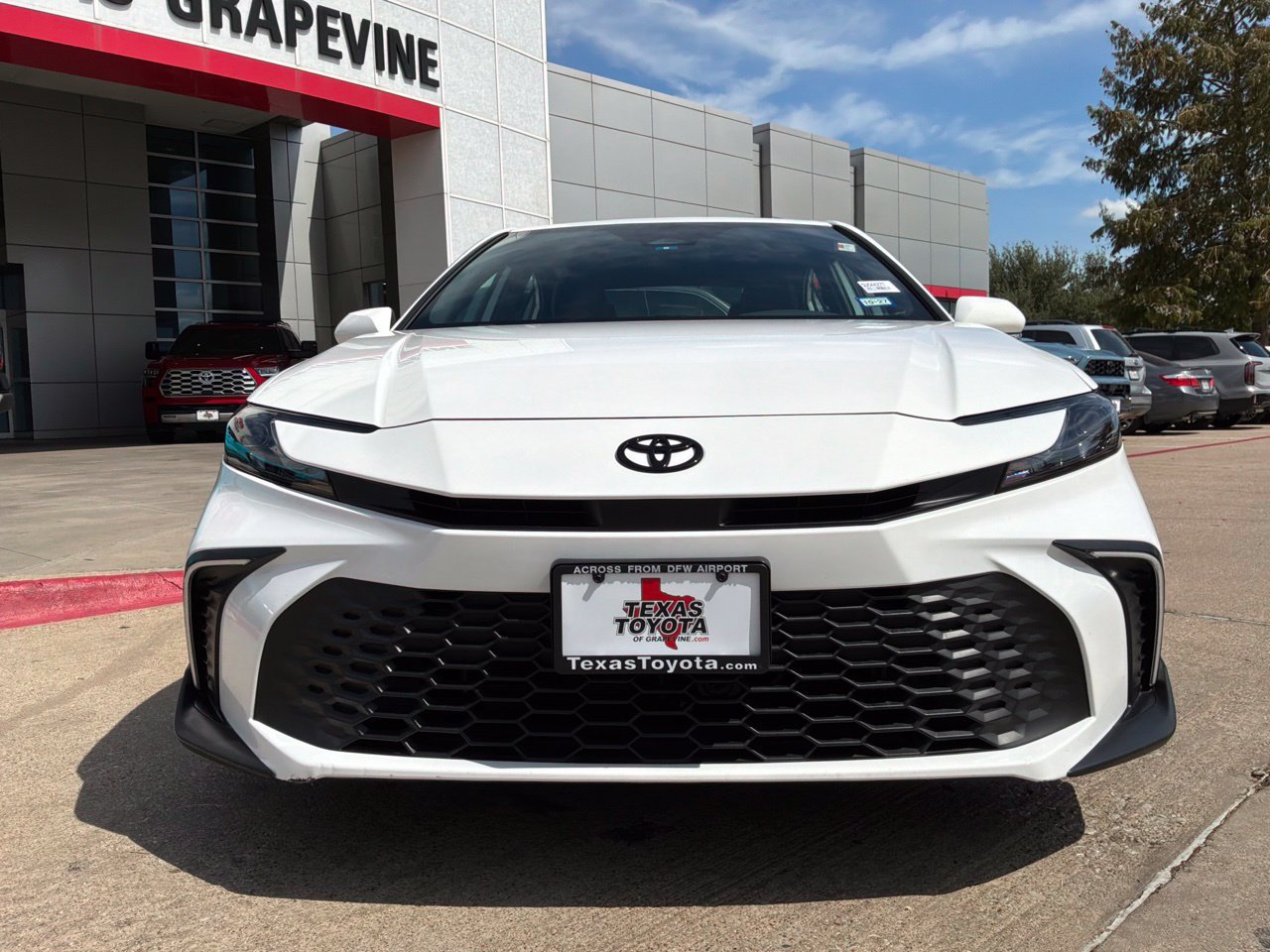 Used 2025 Toyota Camry SE w/ Convenience Package FWD image 3