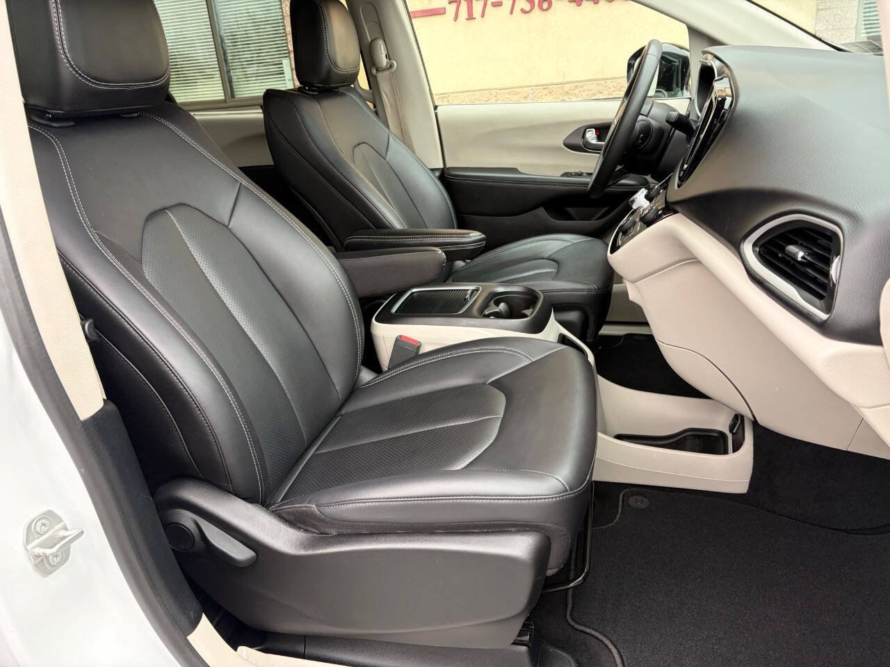 Used 2024 Chrysler Pacifica Touring-L FWD image 10