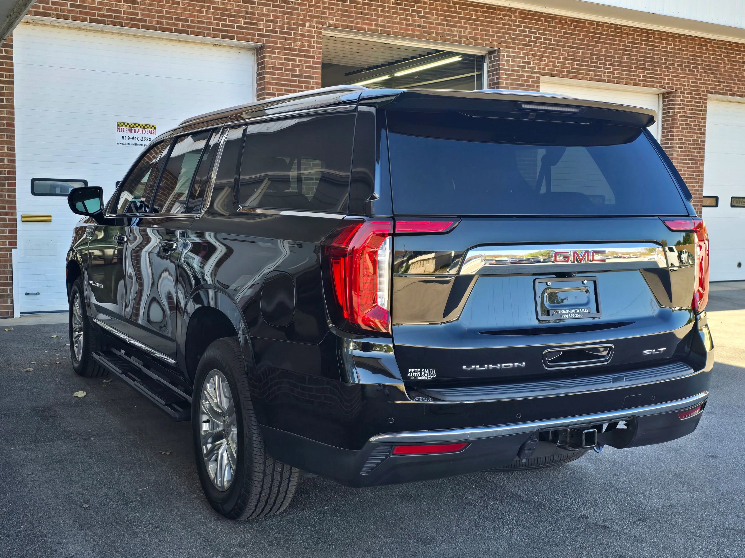 Used 2023 GMC Yukon XL SLT image 8