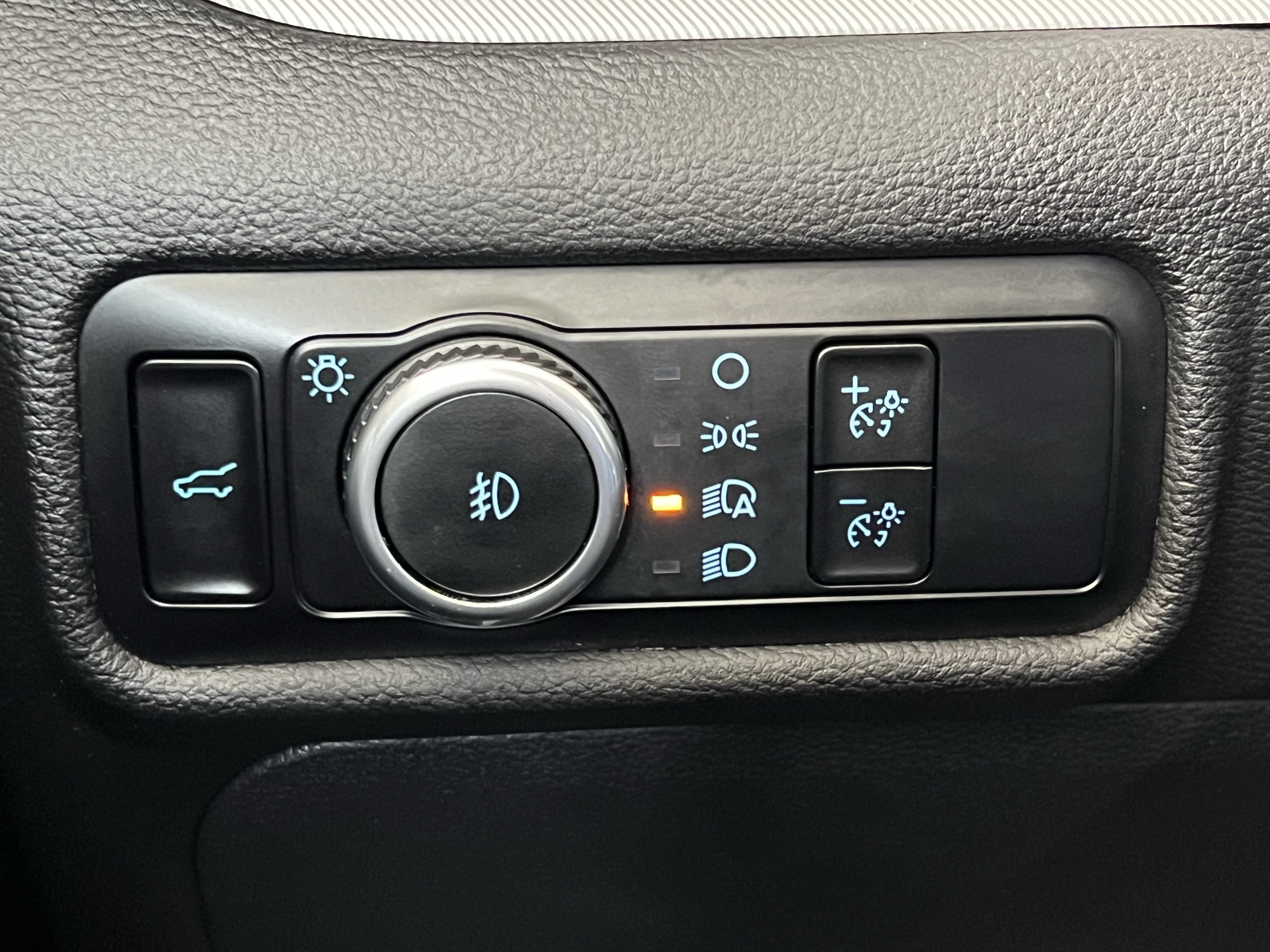 Used 2023 Ford Explorer XLT w/ Equipment Group 202A AWD/4WD image 41