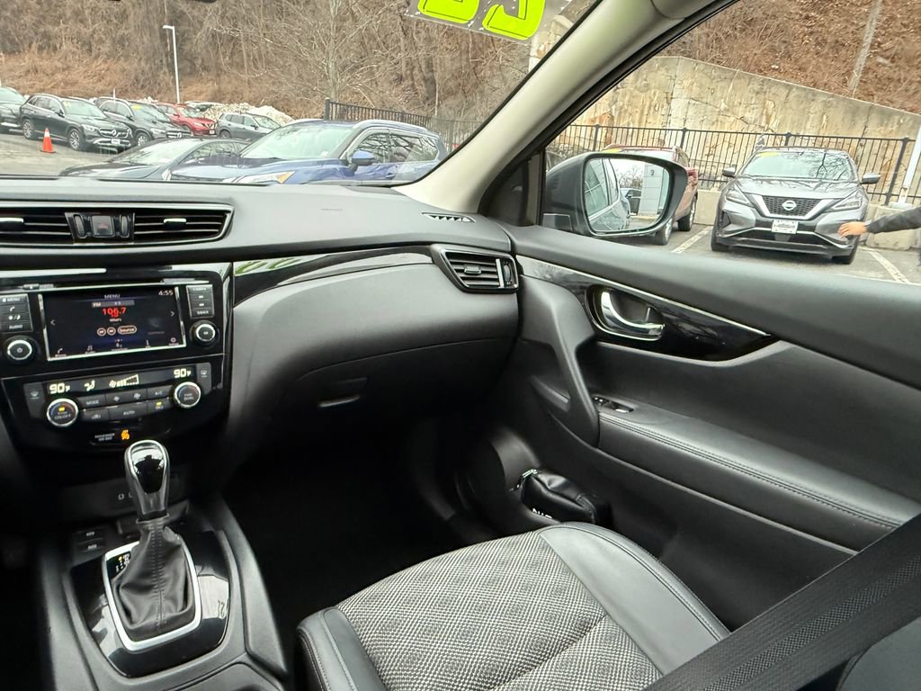 Used 2022 Nissan Rogue Sport SV w/ Technology Package image 15