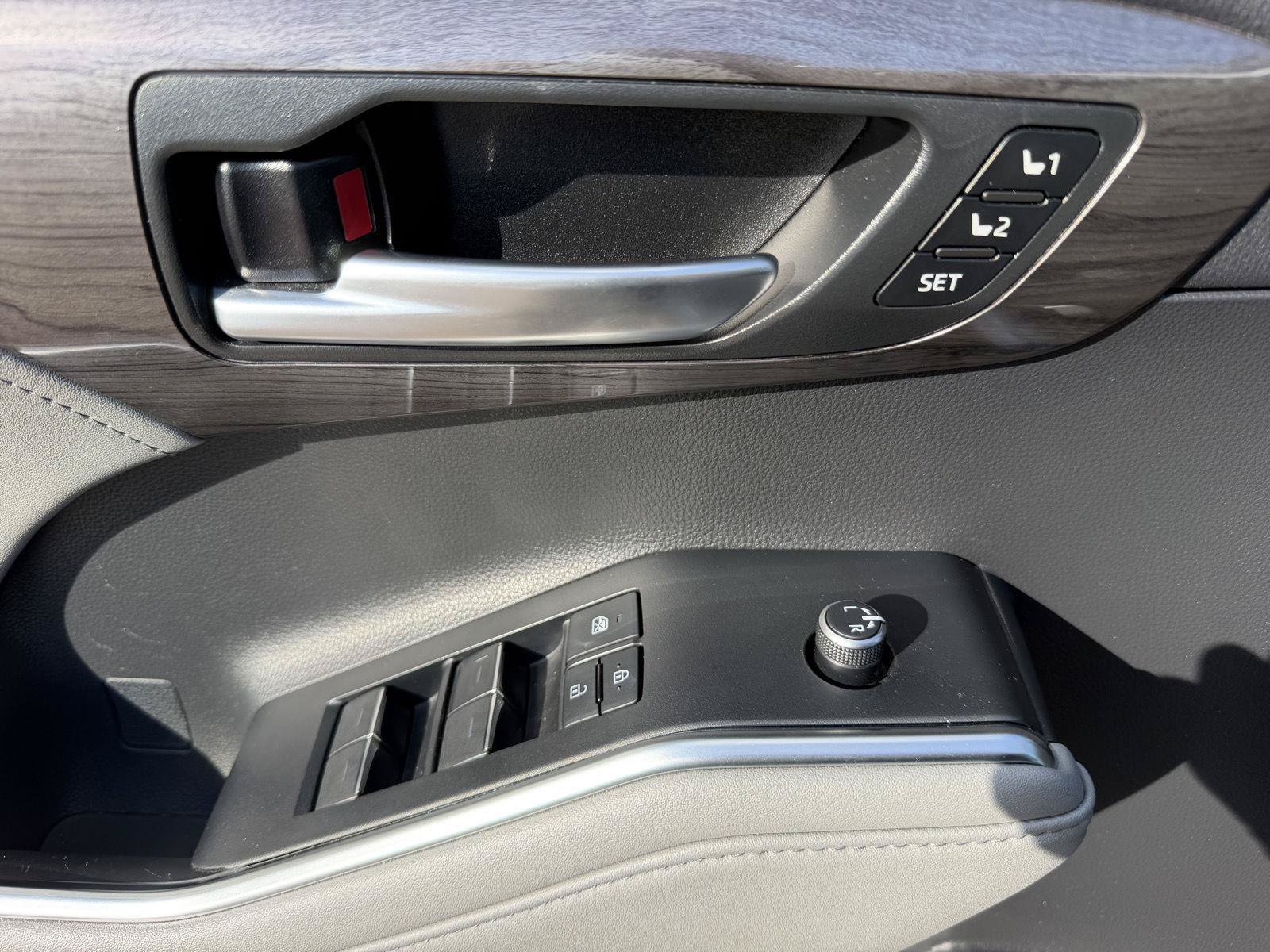Used 2021 Toyota Highlander Platinum FWD image 16