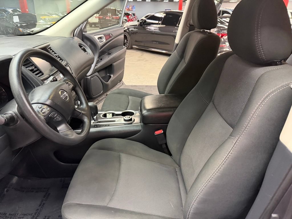 Used 2020 Nissan Pathfinder S AWD/4WD image 32