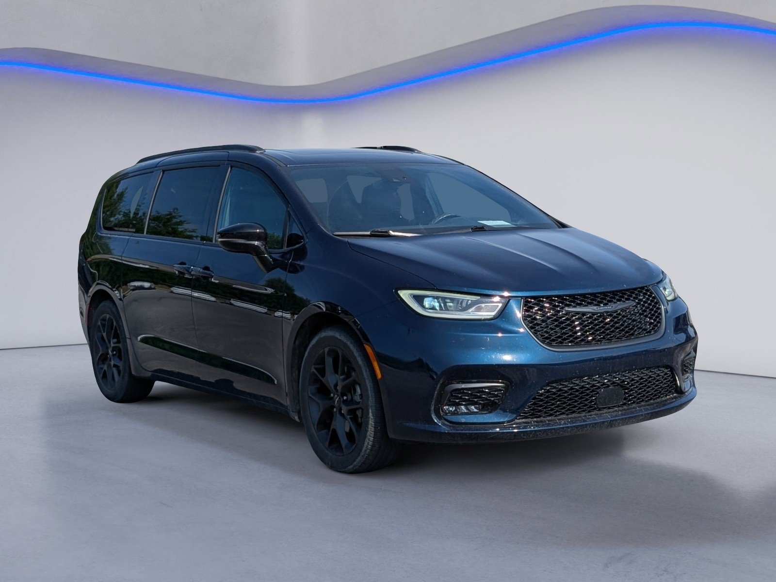 Used 2024 Chrysler Pacifica Touring-L w/ S Appearance Package FWD image 3