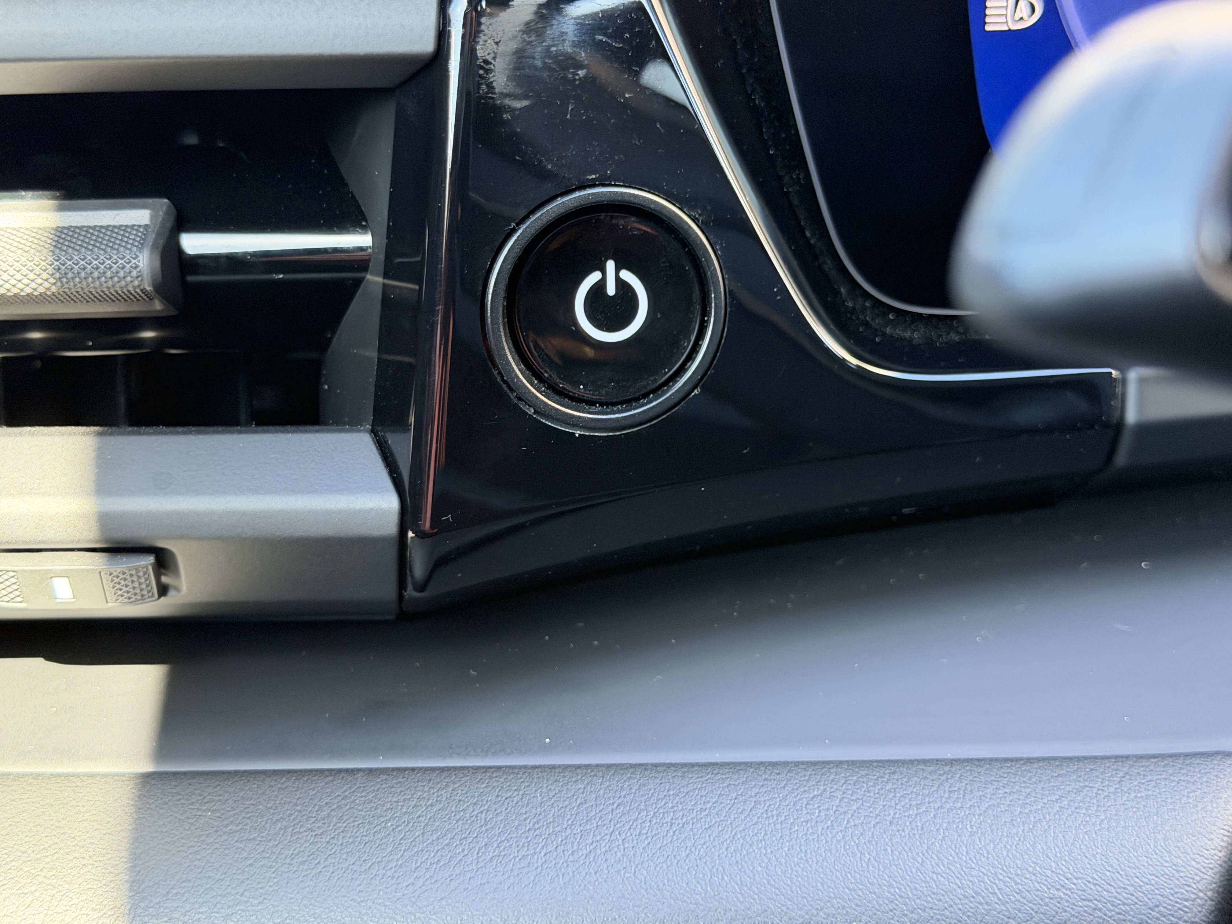 Certified 2025 Porsche Macan Electric image 34