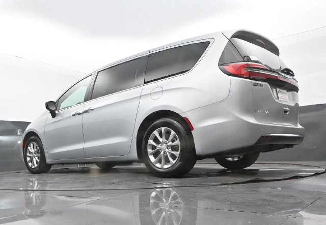 Used 2026 Chrysler Pacifica Limited FWD image 25