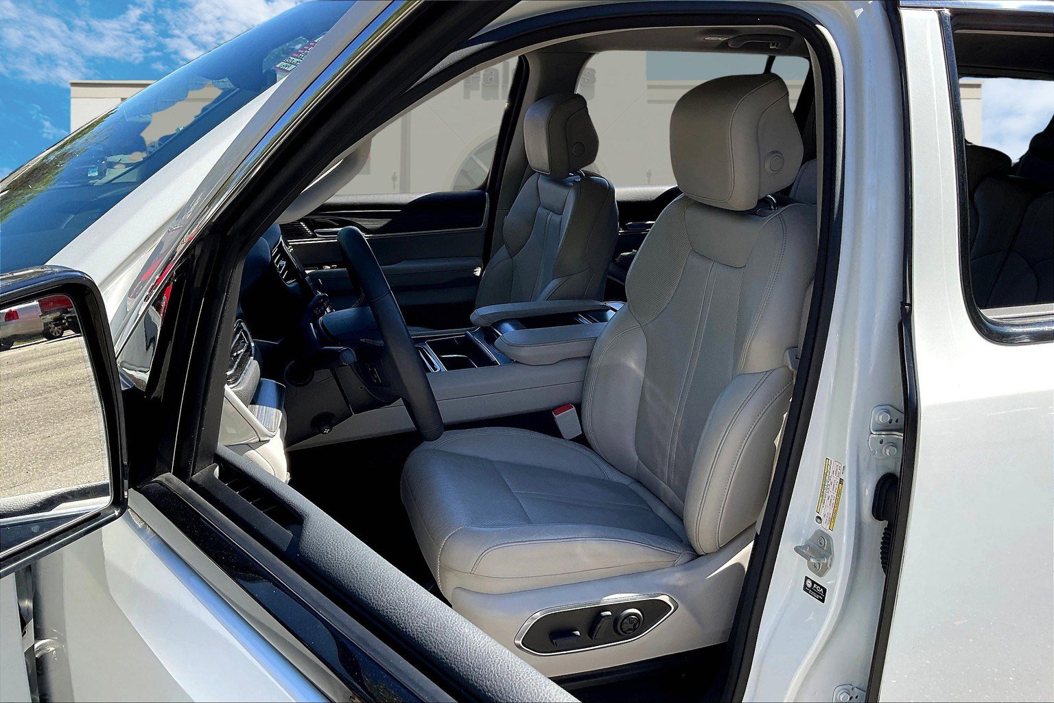 Used 2024 Jeep Wagoneer Series II w/ Flexible Seating Group image 22