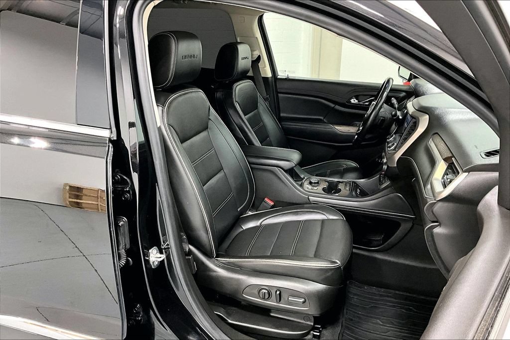 Used 2022 GMC Acadia Denali w/ Denali Ultimate Package FWD image 9