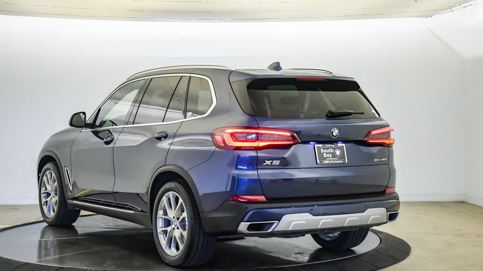 Certified 2022 BMW X5 sDrive40i w/ Luxury Seating Package RWD image 2