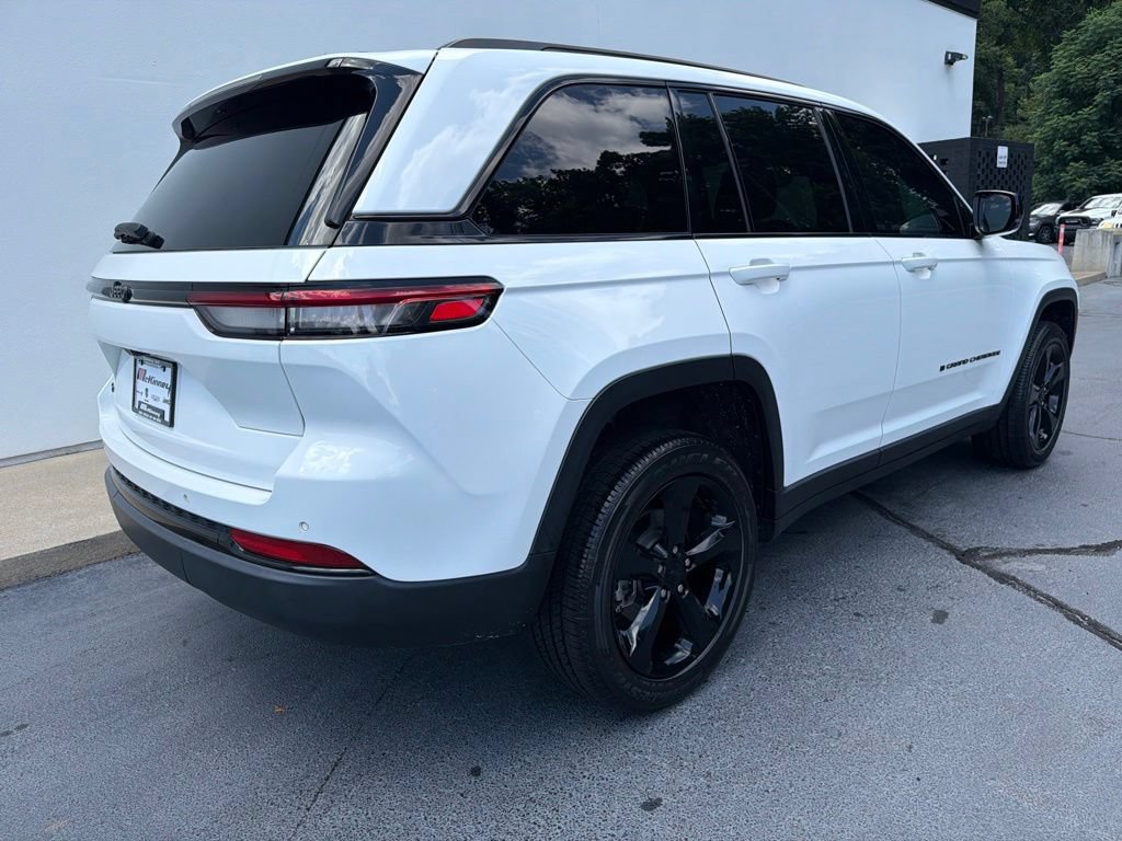 Used 2023 Jeep Grand Cherokee Altitude AWD/4WD image 8