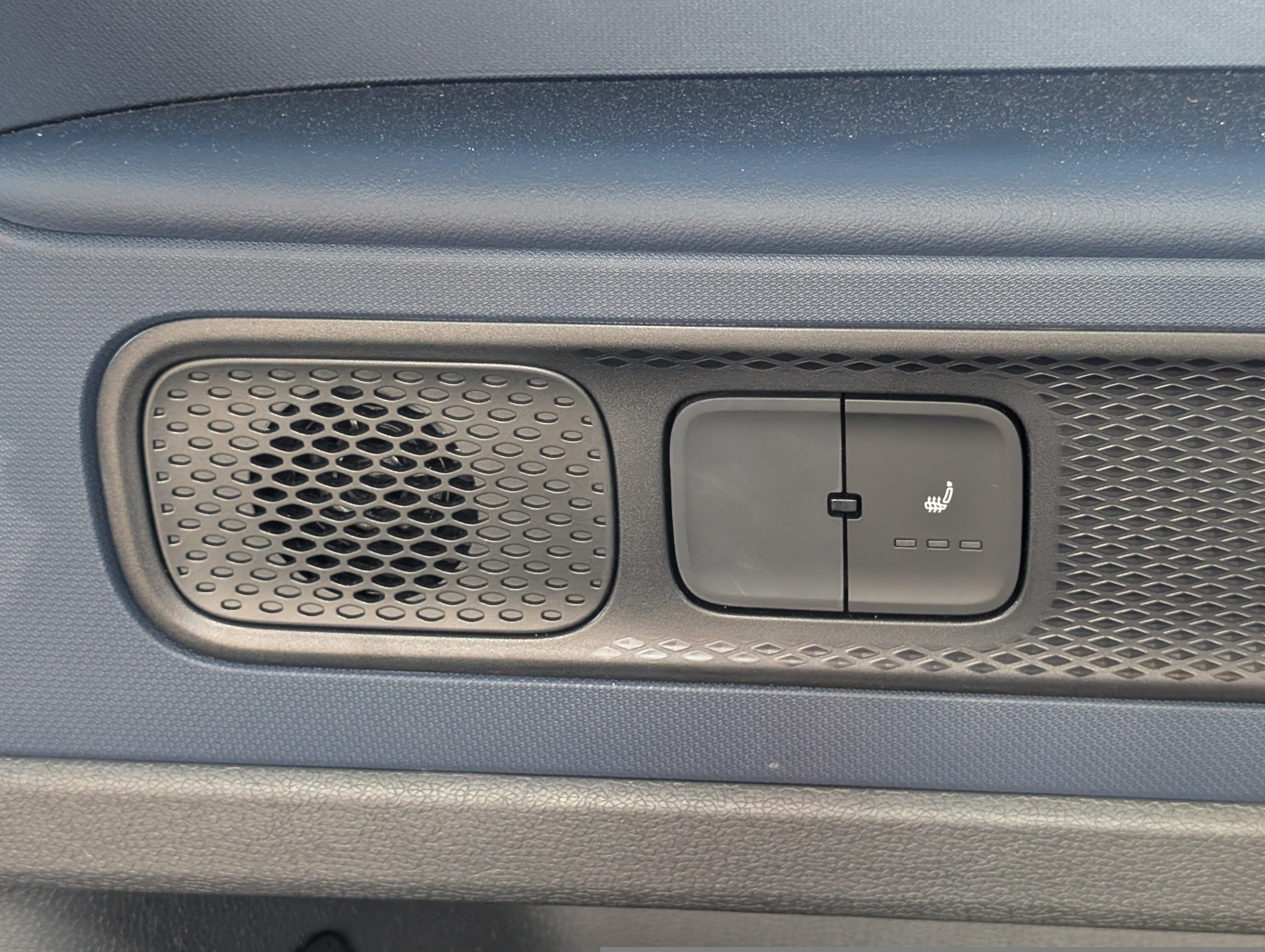 Used 2025 Volkswagen ID. Buzz Pro S Plus RWD image 16