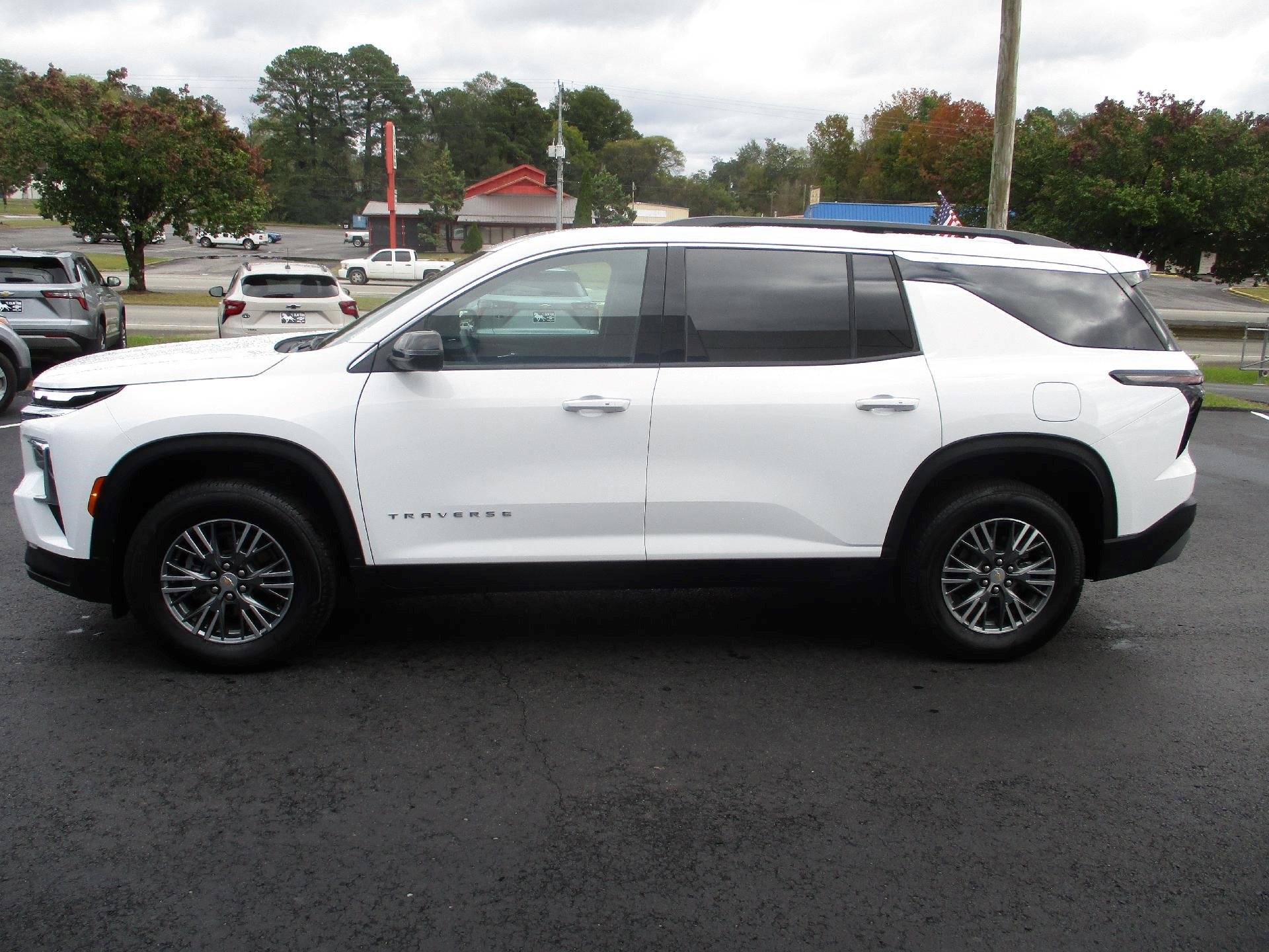 Certified 2025 Chevrolet Traverse LT image 9