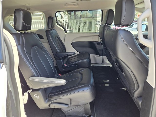 Certified 2023 Chrysler Pacifica Touring-L image 19