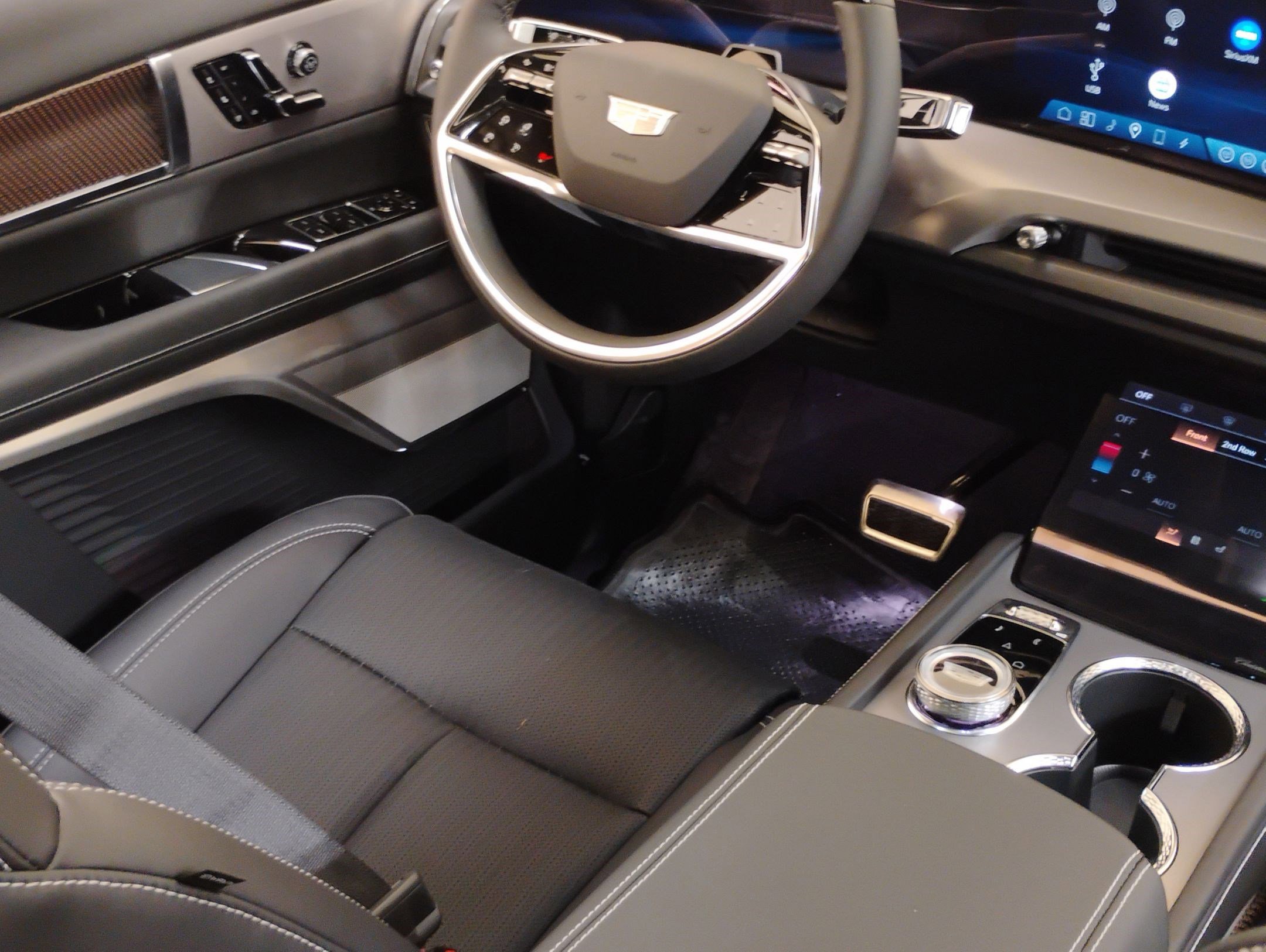 New 2026 Cadillac Vistiq Sport w/ LPO, Floor Liner Package image 4
