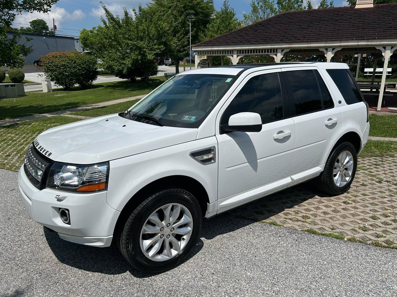 Used 2014 Land Rover LR2 HSE AWD/4WD image 9