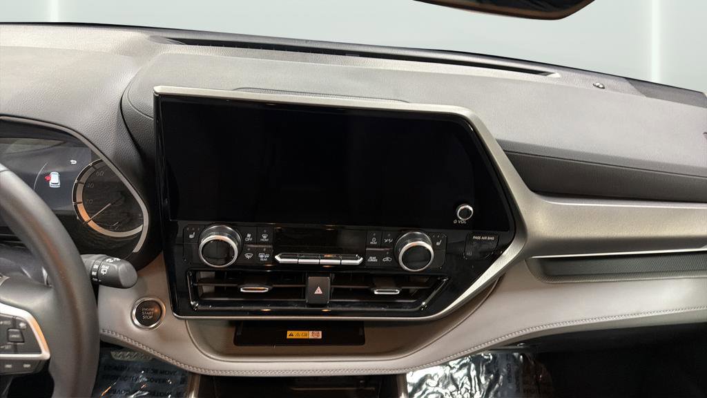 Used 2025 Toyota Highlander XLE AWD/4WD image 18