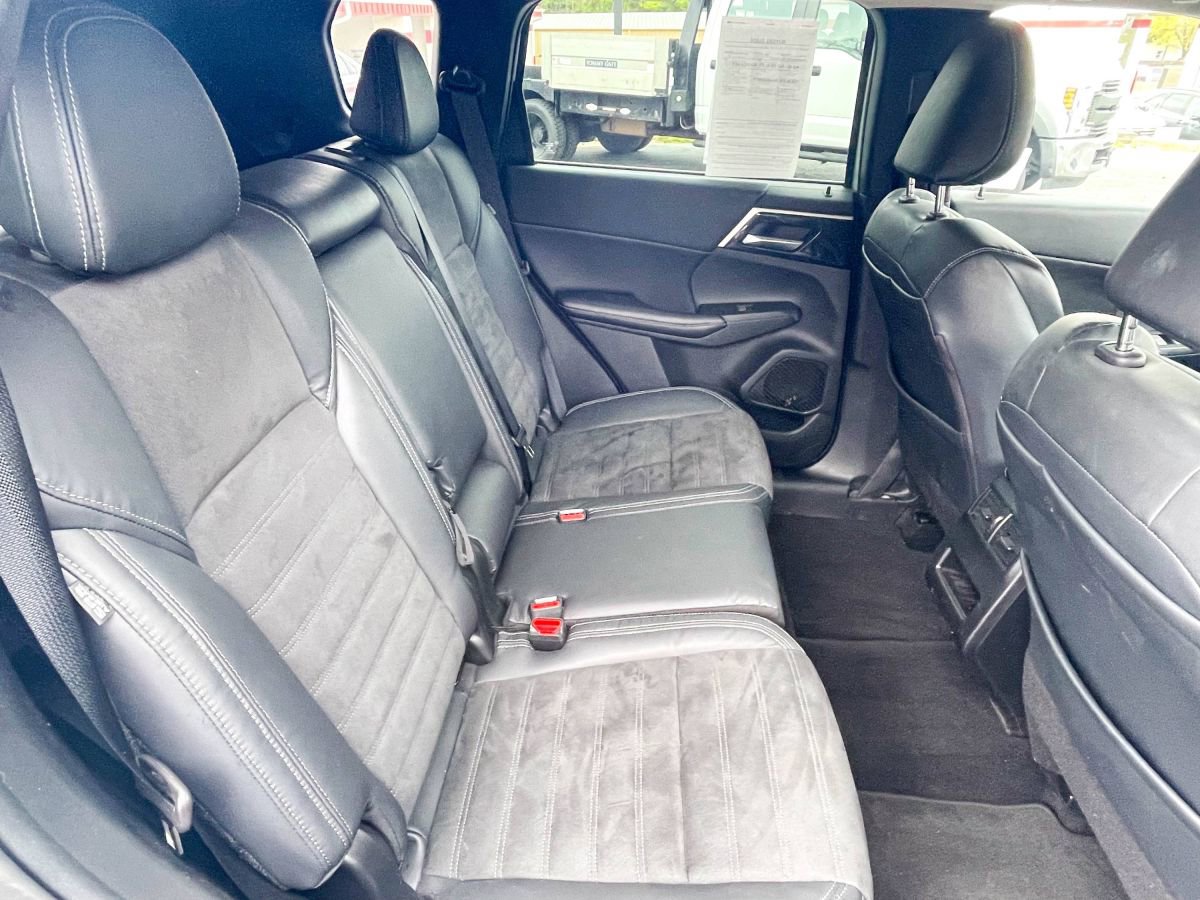 Used 2022 Mitsubishi Outlander SE image 13