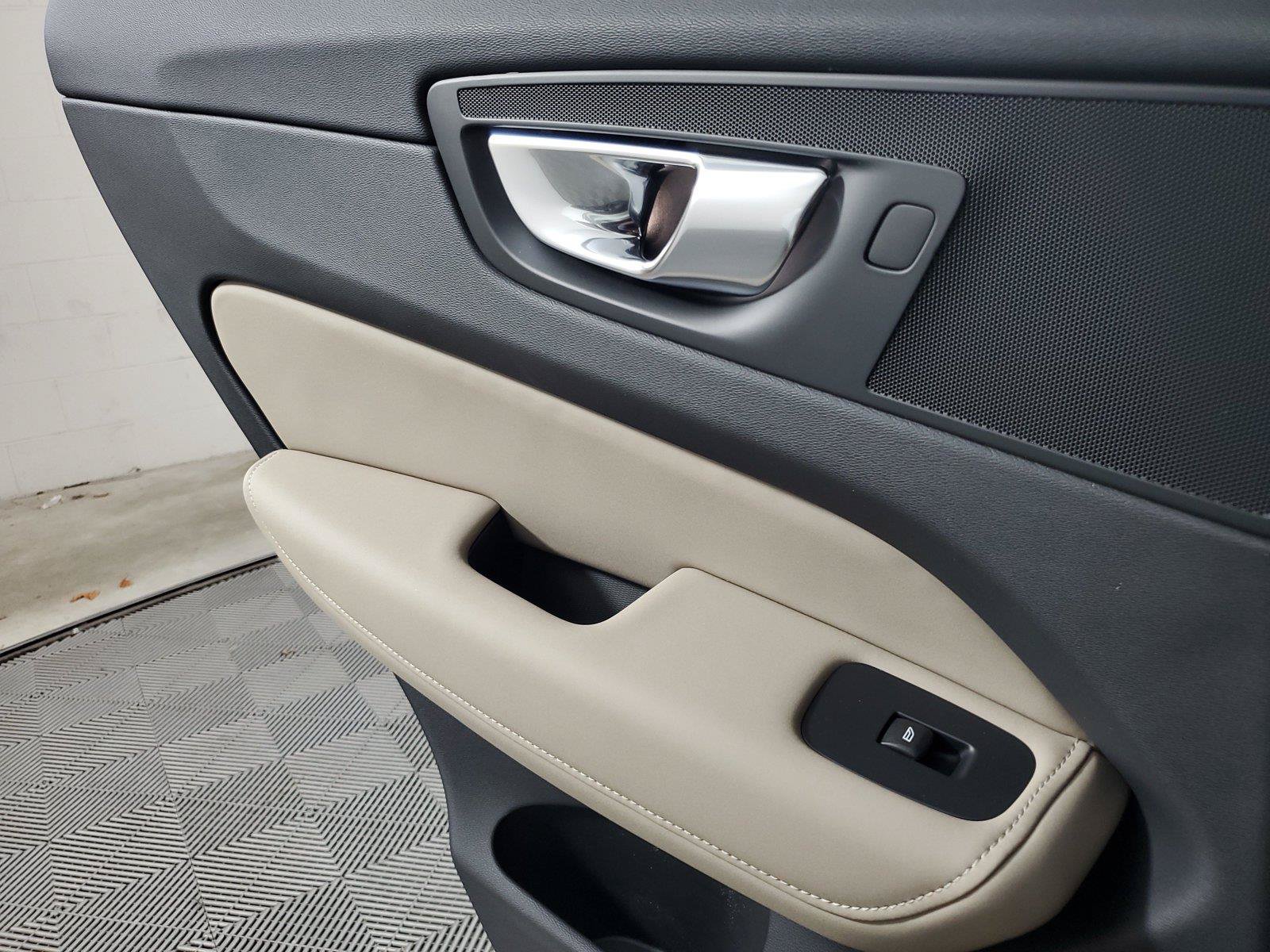 New 2027 Volvo XC60 B5 Plus AWD/4WD image 18