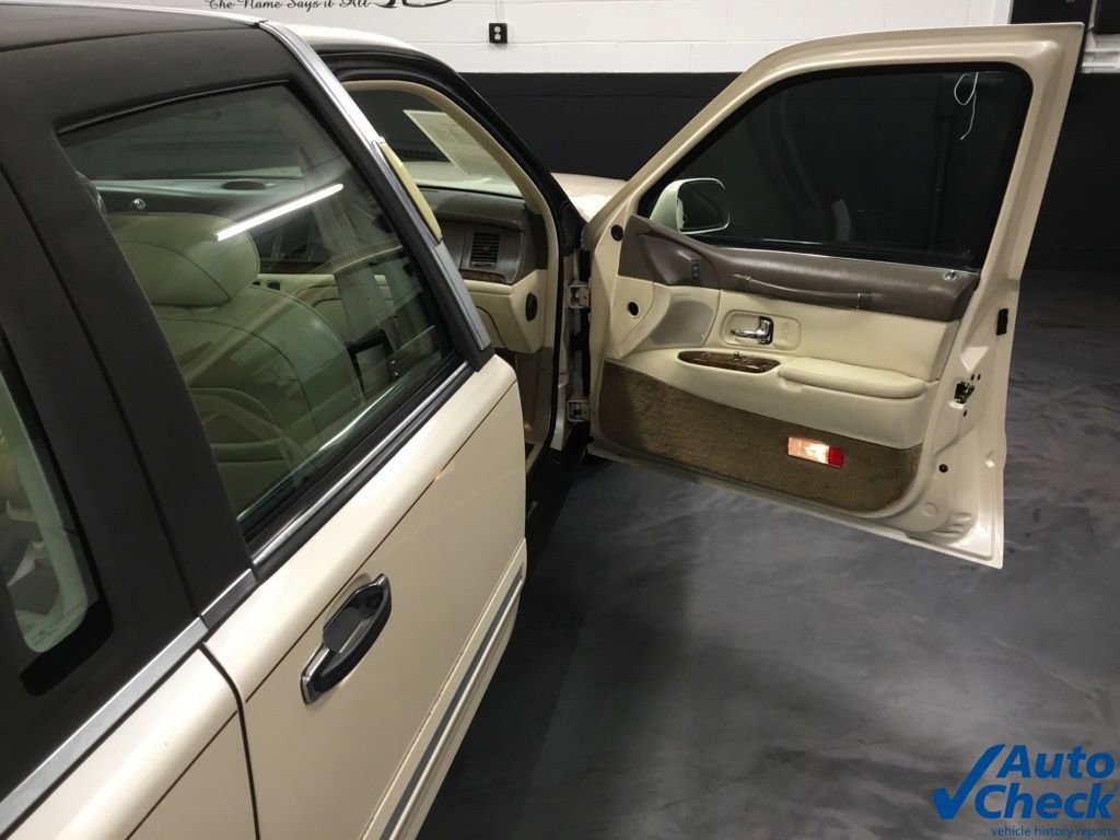 Used 1997 Lincoln Town Car Executive RWD image 38