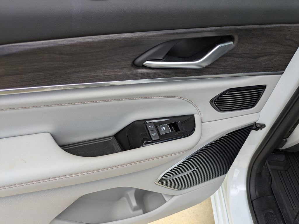 Used 2023 Jeep Grand Cherokee Overland w/ Adv Protech Group III RWD image 12