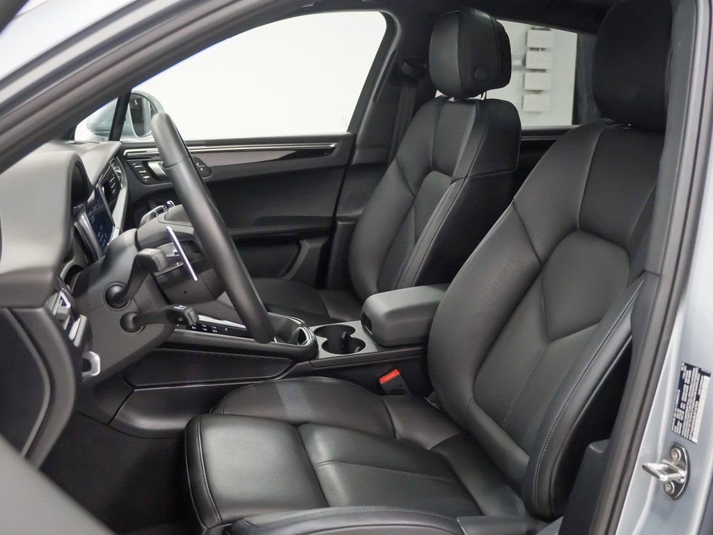 Certified 2025 Porsche Macan image 5