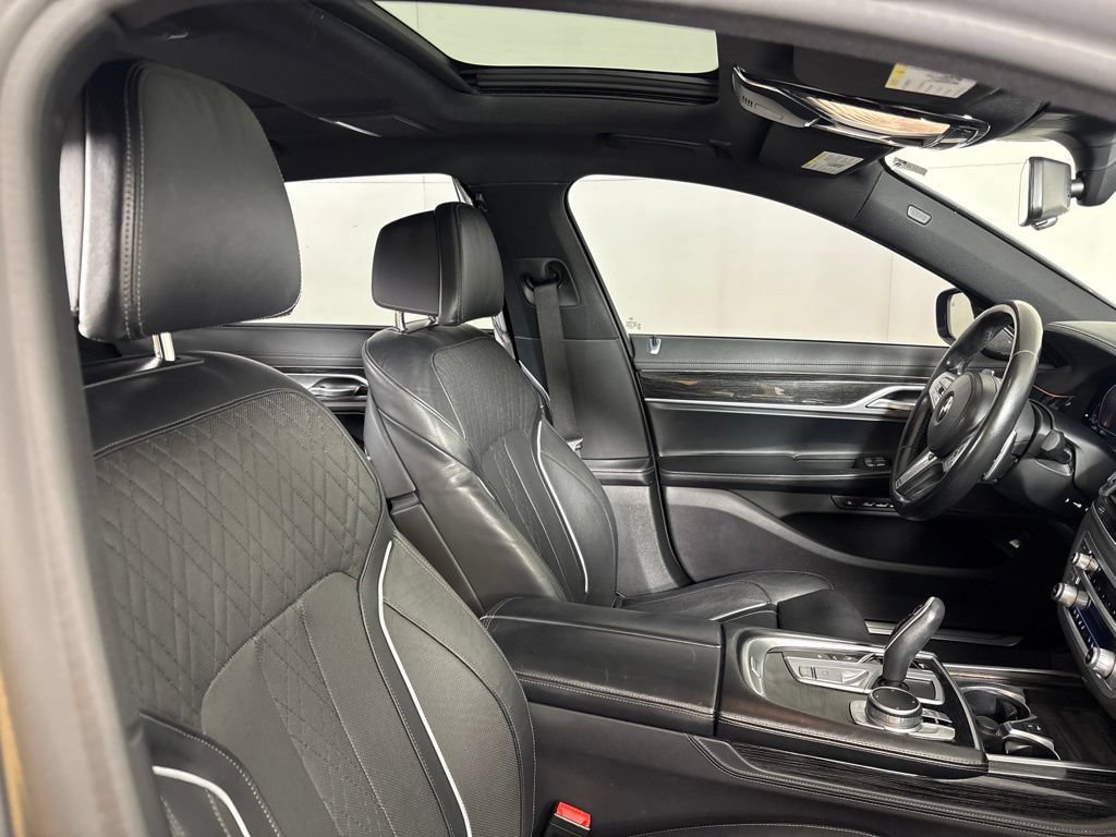 Used 2021 BMW 740i w/ M Sport Package RWD image 20