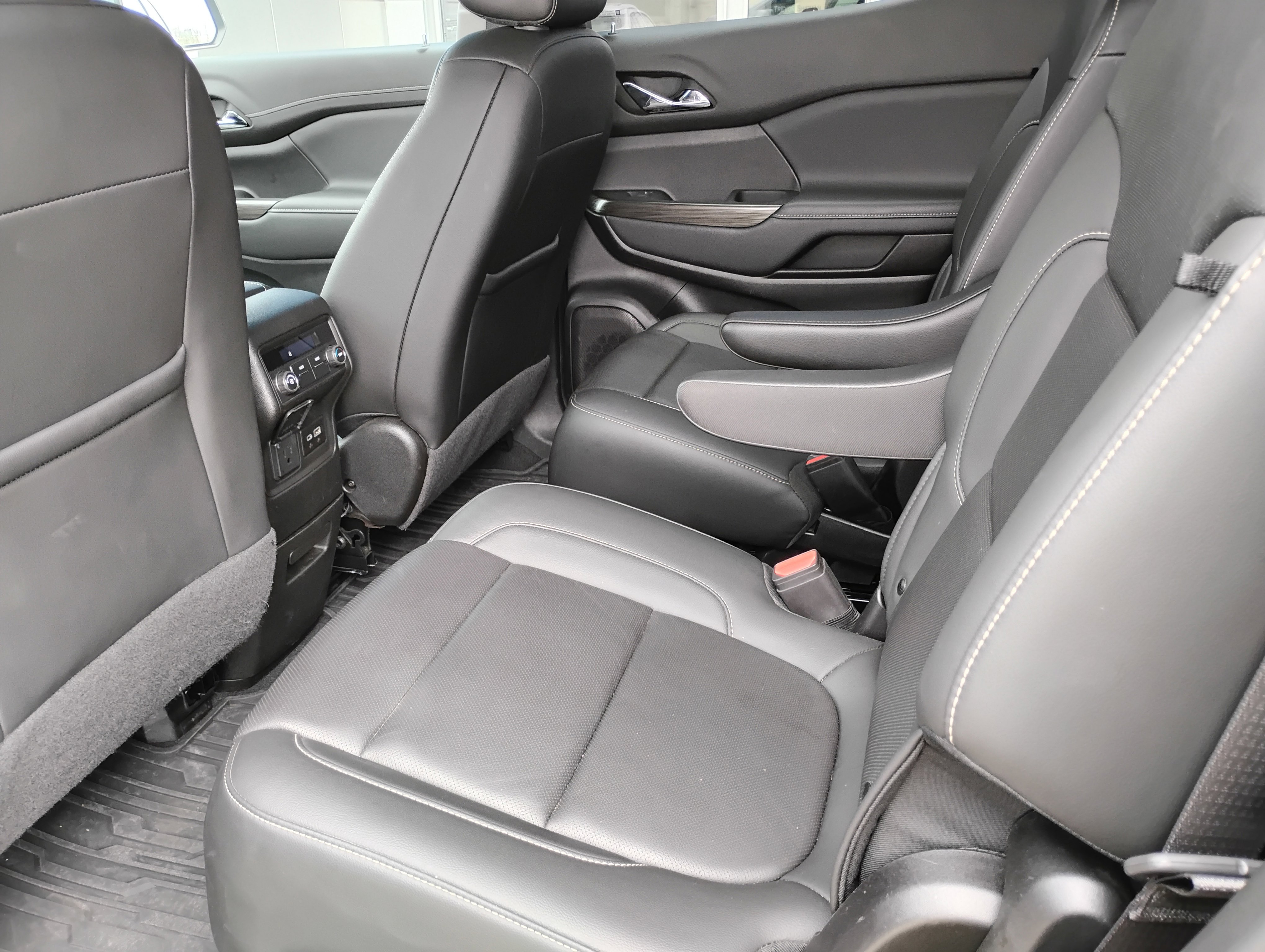 Used 2023 GMC Acadia SLT image 17