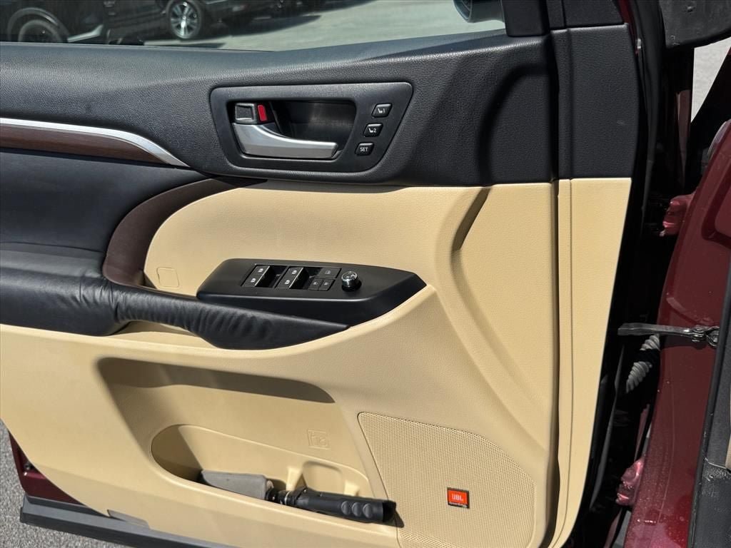 Used 2016 Toyota Highlander Limited AWD/4WD image 24