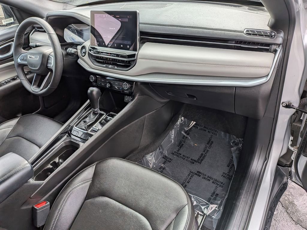 Used 2025 Jeep Compass Limited image 31