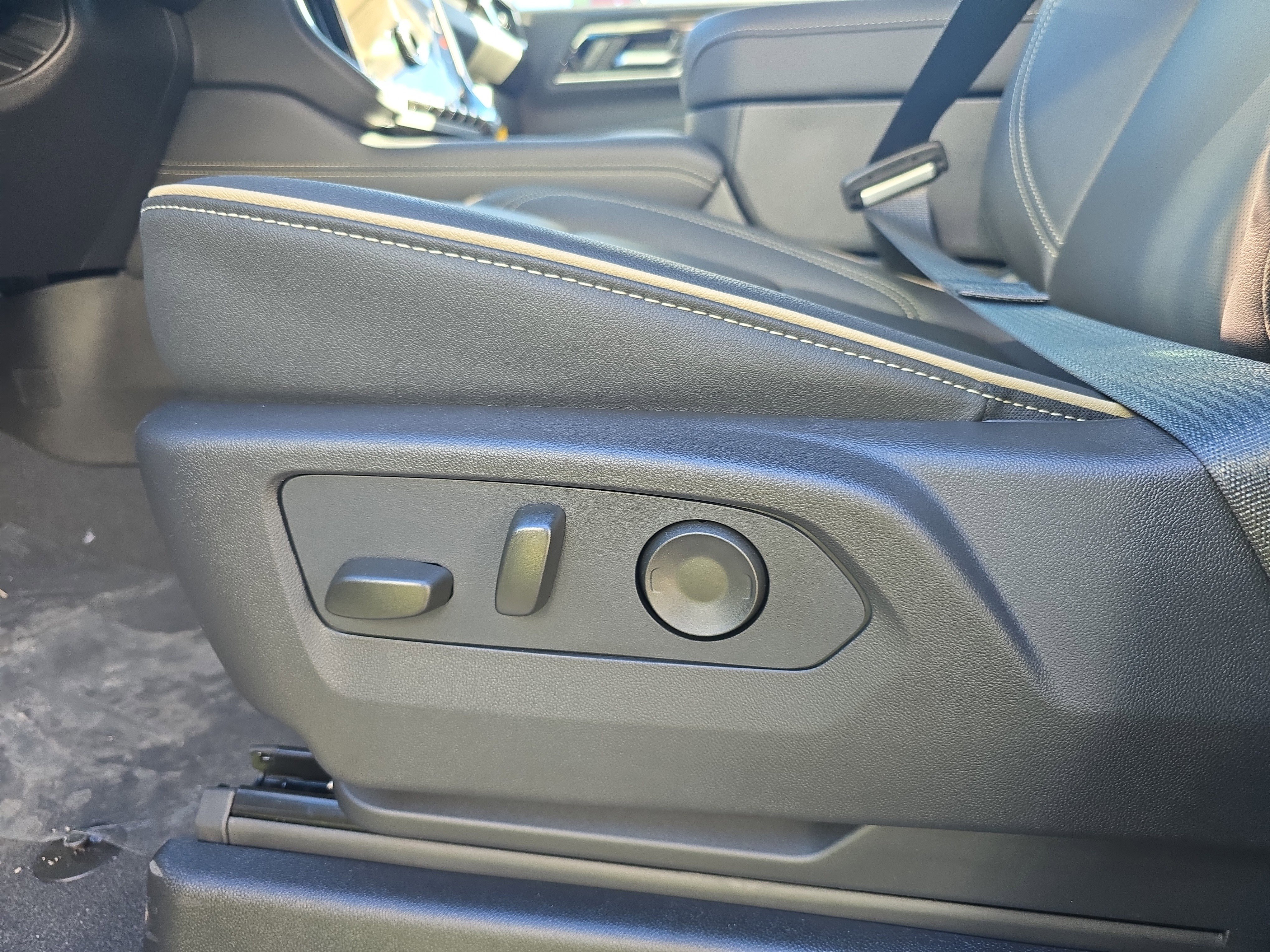 New 2026 GMC Yukon XL Elevation image 13