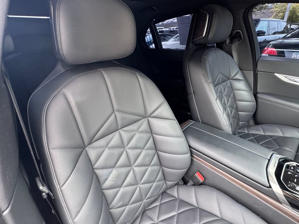 Used 2023 BMW 740i w/ Parking Assistance Package RWD image 18