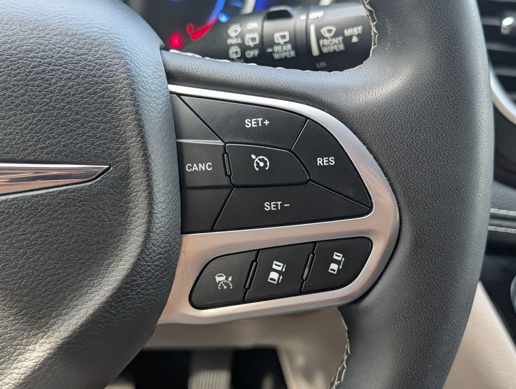 Used 2023 Chrysler Pacifica Touring-L FWD image 23