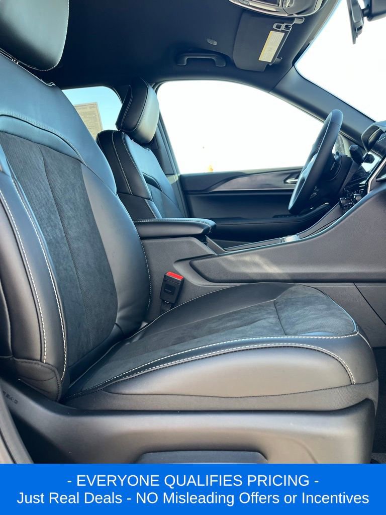 New 2025 Jeep Grand Cherokee L Laredo image 9