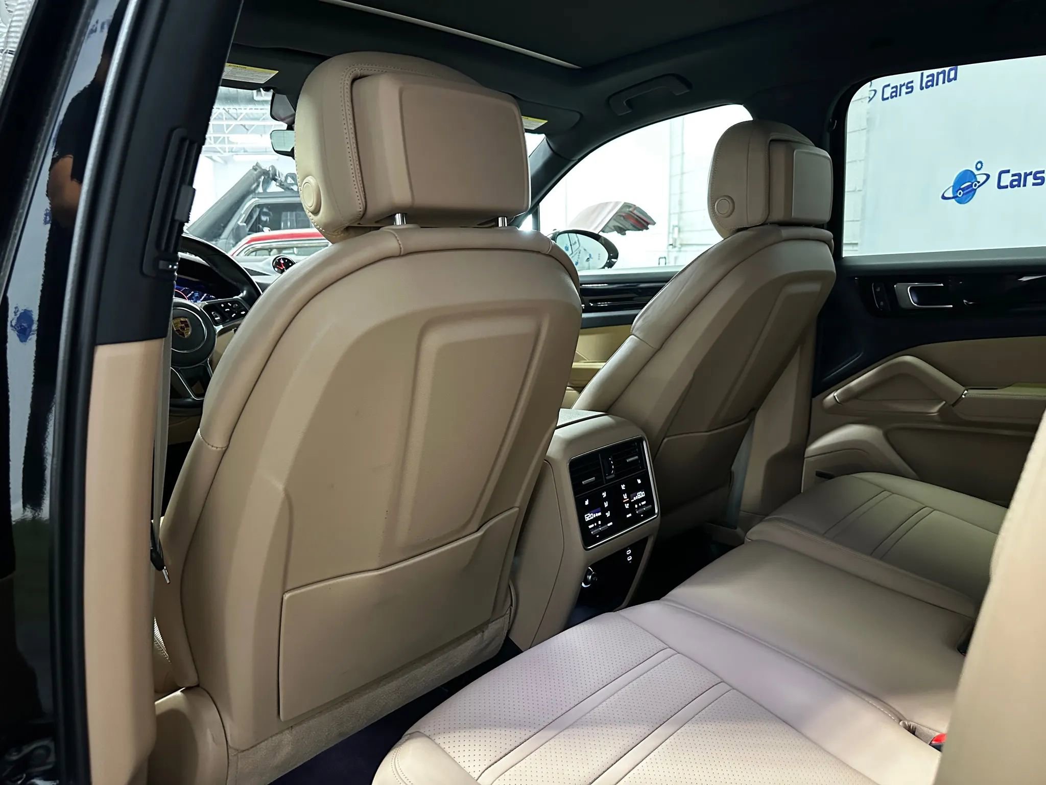 Used 2022 Porsche Cayenne Platinum Edition w/ Premium Package Plus image 15