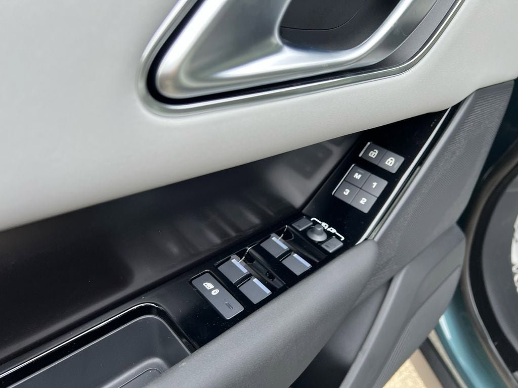 New 2026 Land Rover Range Rover Velar Dynamic SE image 10