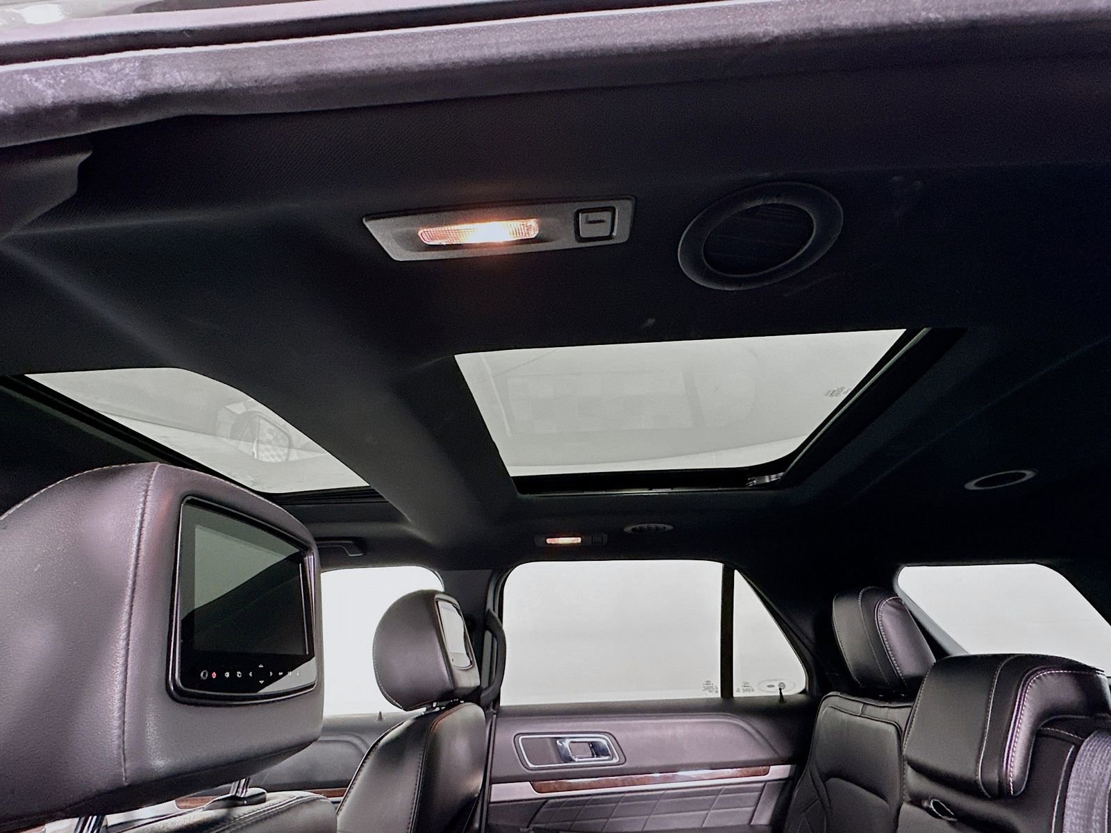 Used 2017 Ford Explorer Platinum image 23