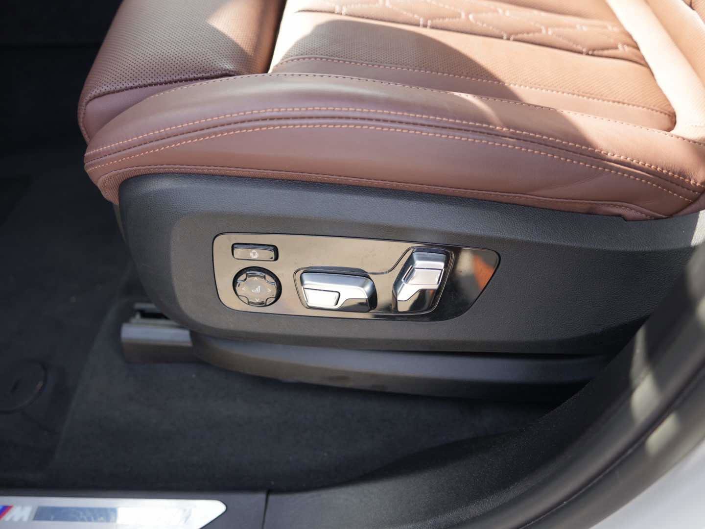 Used 2024 BMW X7 xDrive40i w/ Executive Package image 16