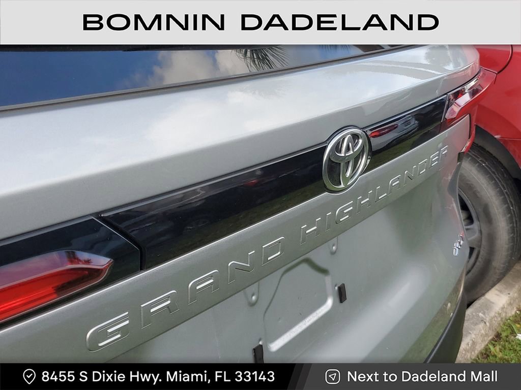 Used 2025 Toyota Grand Highlander AWD image 6