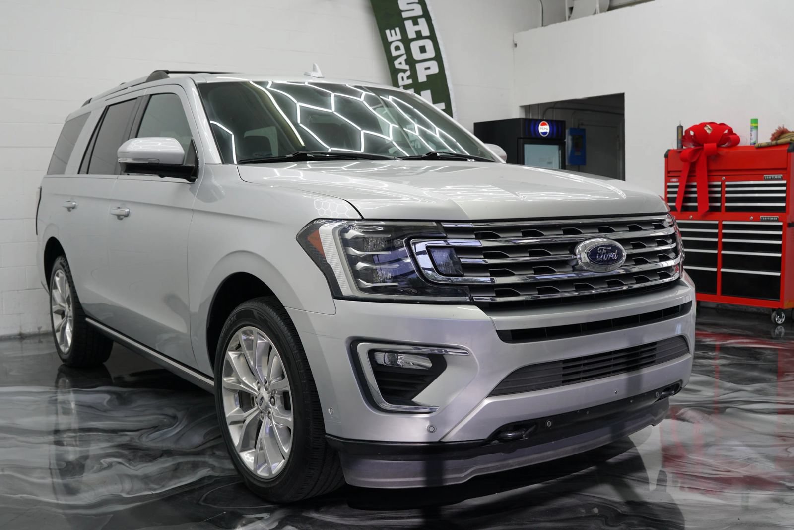 Used 2019 Ford Expedition Limited w/ Equipment Group 302A AWD/4WD image 4