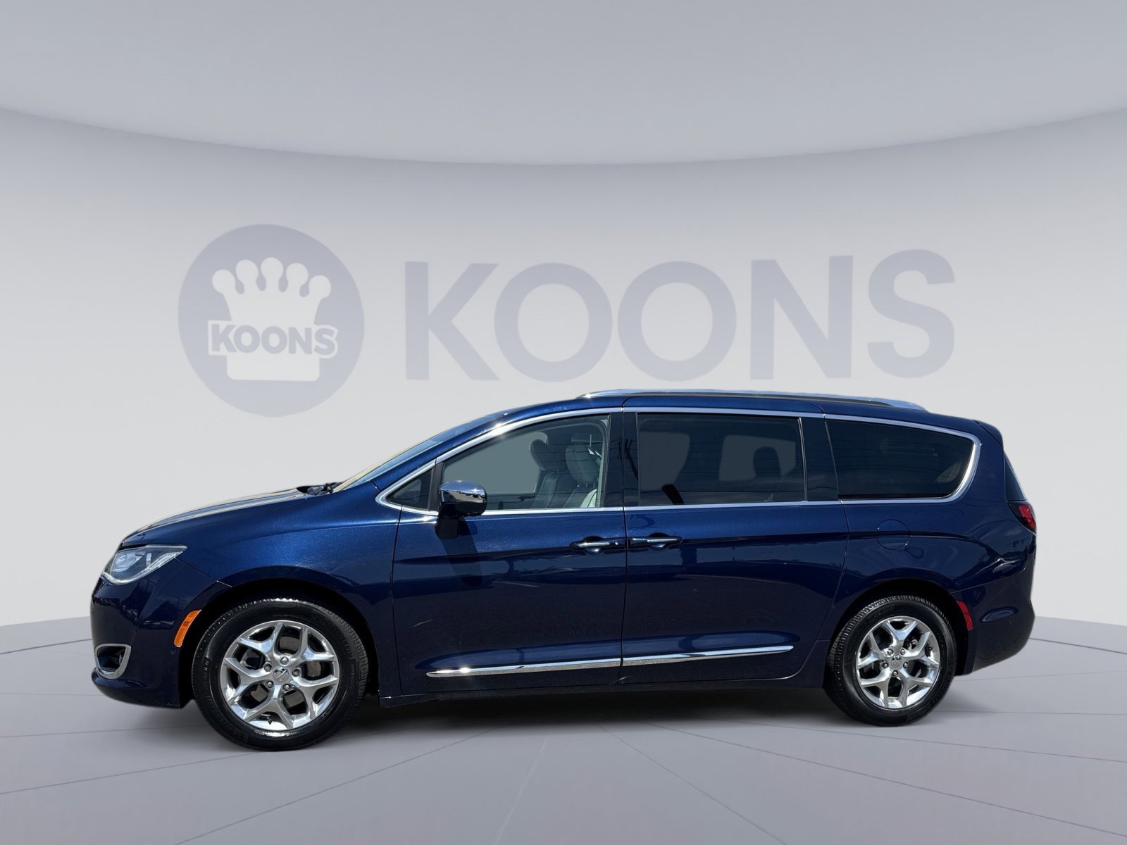 Used 2019 Chrysler Pacifica Limited w/ Advanced Safetytec Group FWD image 2