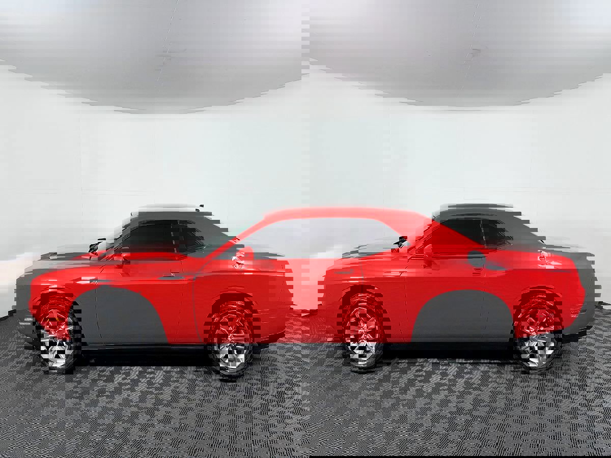 Used 2015 Dodge Challenger SXT w/ Driver Convenience Group RWD image 15